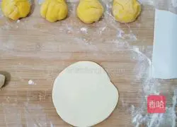 Illustration of how to make pumpkin blossom steamed buns 15