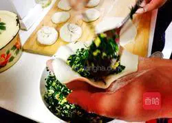 Illustration of how to make steamed stuffed buns with vegetarian filling 5