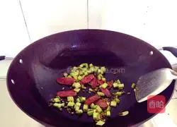 Illustration of how to make sausage and cucumber fried rice 6