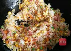 Illustration of how to make egg and bacon fried rice 7