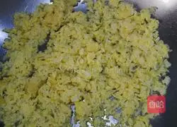 Illustration of how to make curry beef and egg fried rice 8