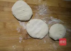 Illustration of how to make crispy scallion pancakes 6