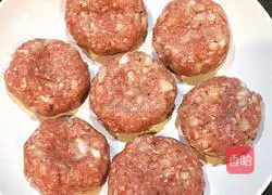 Illustration of how to make hamburger patties 4