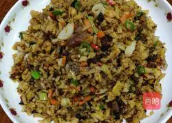 Illustration of how to make curry beef sauce and egg fried rice 11