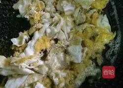 Illustration of how to make leek, egg and sea rice dumpling stuffing 2