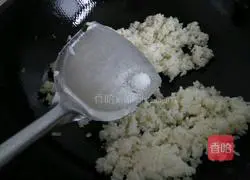 Illustration of how to make green onion and egg fried rice 7