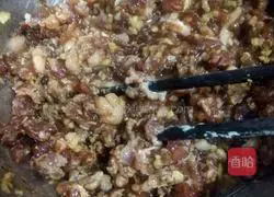 Illustration of how to make pork and green onion buns 1