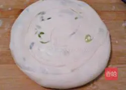 Illustration of how to make crispy scallion pancakes 17