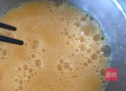 Illustration of how to make ham, sausage and egg fried rice 3