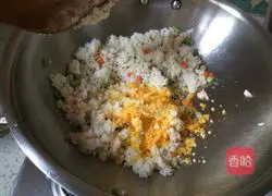 Illustration of how to make salted egg yolk fried rice 6