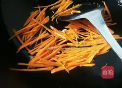 Illustration of how to make fried noodles with eggs and cabbage 7