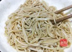Illustration of how to make lard noodles 5