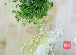 Illustration of how to make pork and coriander wonton stuffing 9