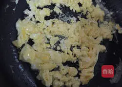 Illustration of how to make curry egg fried rice 3