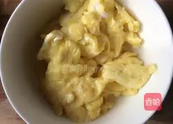 Illustration of how to make leek, egg and shrimp skin dumplings 3