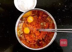 Illustration of how to make carrot and shrimp skin egg pancake 3