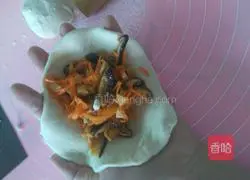 Illustration of how to make carrot and mushroom meat pie 7
