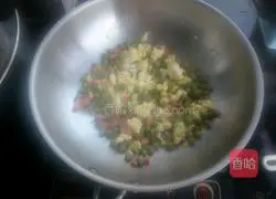 Illustration of how to make egg fried rice 2