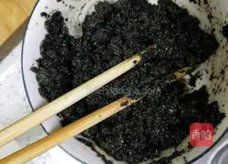 Illustration of how to make steamed buns stuffed with spinach juice, brown sugar and black sesame filling 10