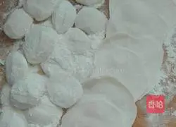 Pork and locust flower filling dumplings Illustration of how to do it 18