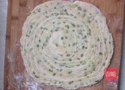 Illustration of how to make scallion pancakes 7