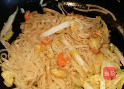 Illustration of how to make fried noodles with eggs 4