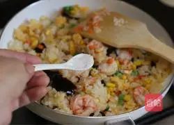 Illustration of how to make shrimp fried rice 8