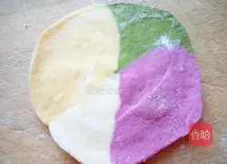 Illustration of how to make colorful buns 16