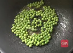 Illustration of how to make pea and egg fried rice 2