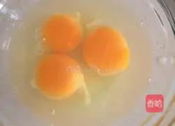 Illustration of how to make egg steamed bun slices 1