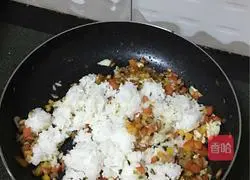 Illustration of how to make fried rice with colorful peppers, bacon and mushrooms 5