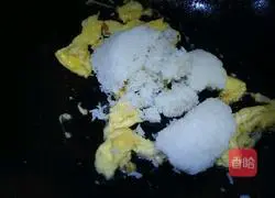 Illustration of how to make carrot and egg fried rice 8