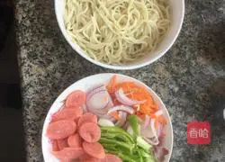 Illustration of how to make sausage fried noodles 1