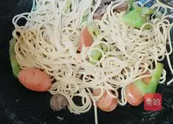 Illustration of how to make fried noodles with preserved meat 6