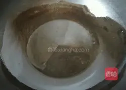 Illustration of how to make colorful pepper and egg pancakes 6