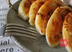 Illustration of how to make grilled steamed buns 9