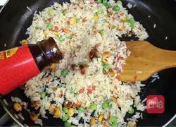 Illustration of how to make krill and three delicacies fried rice 9