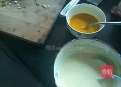 Illustration of how to make egg and green onion cake 1