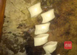 Illustration of how to make small pancakes 8