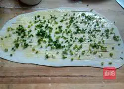 Illustration of how to make green onion layer cake 8