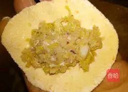 Illustration of how to make pork and pickled cabbage dumplings 8