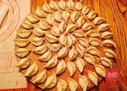 Illustration of how to make dumplings stuffed with pork and cabbage 18