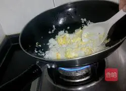 Illustration of how to make fried rice with cooked wood ears and eggs 6