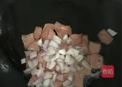 Illustration of how to make fried rice with tomato sauce 3