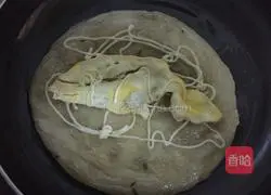 Illustration of how to make bacon cheese hand pancakes 9