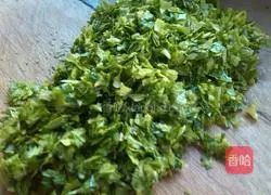 Illustration of how to make celery and pork wontons 2