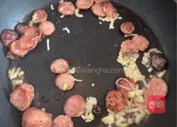 Illustration of how to make sausage and vegetable fried rice 3