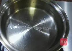 Illustration of how to make corn, meat and egg pancakes 4