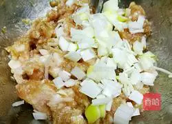 Illustration of how to make lettuce and pork dumplings 6