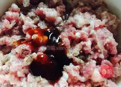 Illustration of how to make steamed meat cakes with salted egg and ginger juice 2